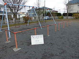 上沢巻目公園ブランコ柵　ビフォー